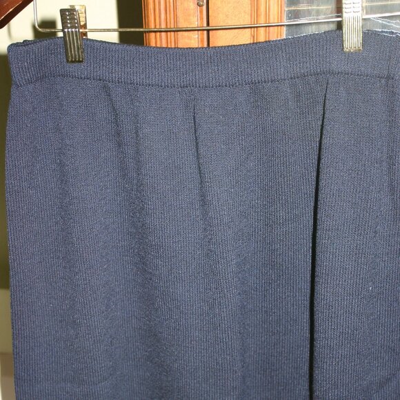 St. John Basics navy blue santana knit skirt, size 14 - Picture 3 of 3